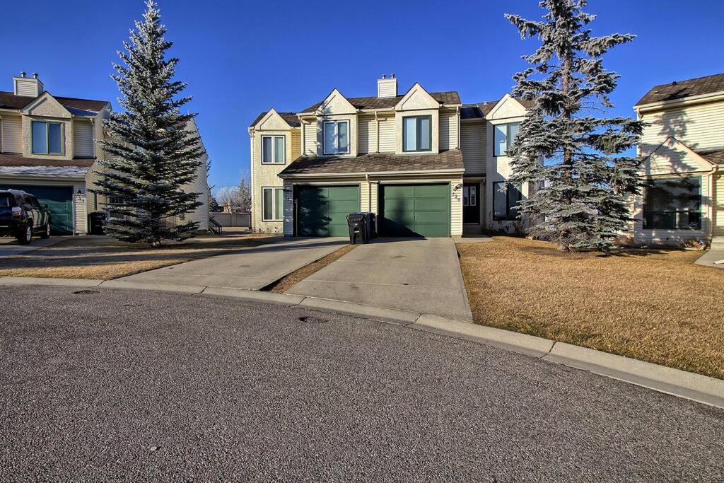 Lovely 6Beds 4Baths Ac Mins To Dt Airport And Stores Sandringham Villa YYC Exterior foto